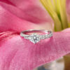 Jeulia Simple Round Cut Promise Ring Twist Design Sterling Silver（演示）