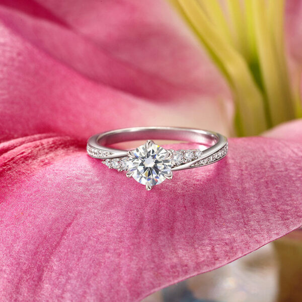 Jeulia Simple Round Cut Promise Ring Twist Design Sterling Silver（演示）