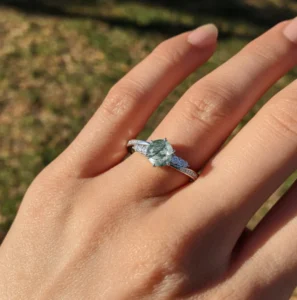 Jeulia Simple Round Cut Promise Ring Twist Design Sterling Silver（演示）