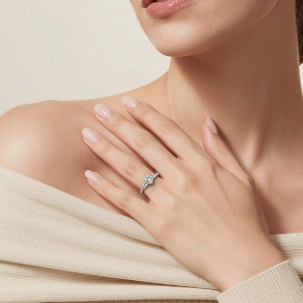 Jeulia Simple Round Cut Promise Ring Twist Design Sterling Silver（演示）