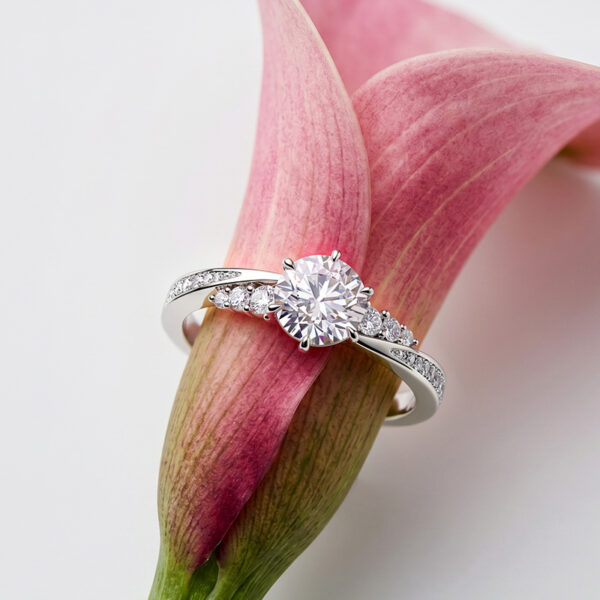 Jeulia Simple Round Cut Promise Ring Twist Design Sterling Silver（演示）