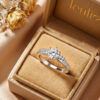 Jeulia Simple Round Cut Promise Ring Twist Design Sterling Silver（演示）