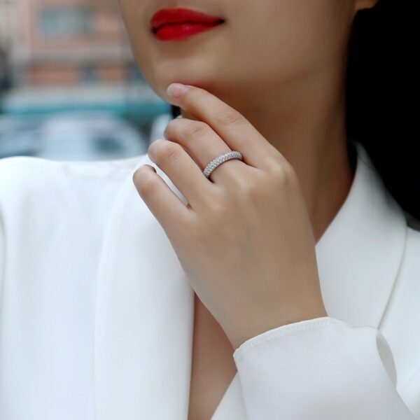 Anryss 925 sterling silver Moissanite closed-loop rings are a hot-selling ring in Europe and America