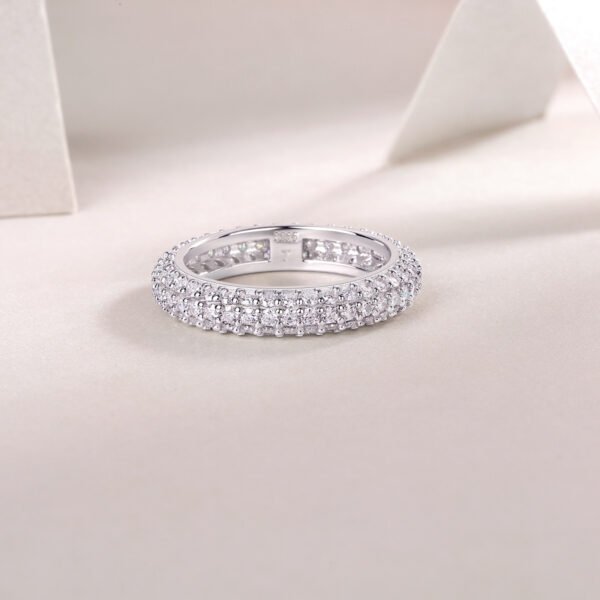 Anryss 925 sterling silver Moissanite closed-loop rings are a hot-selling ring in Europe and America
